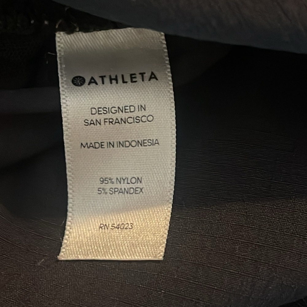 Athleta shorts size 2, black, with zippered pockets - Picture 3 of 6